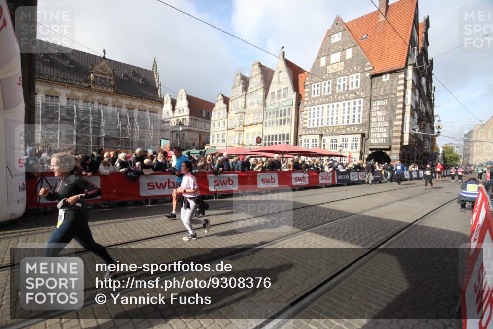 05.10.2025 - 20. swb-Marathon Bremen Yannick Fuchs http://msf.ph/oto/9308376 05.10.2025 11:04:18 Ziel 9448, 10098, 11001, 11077, 11685 meine-sportfotos.de