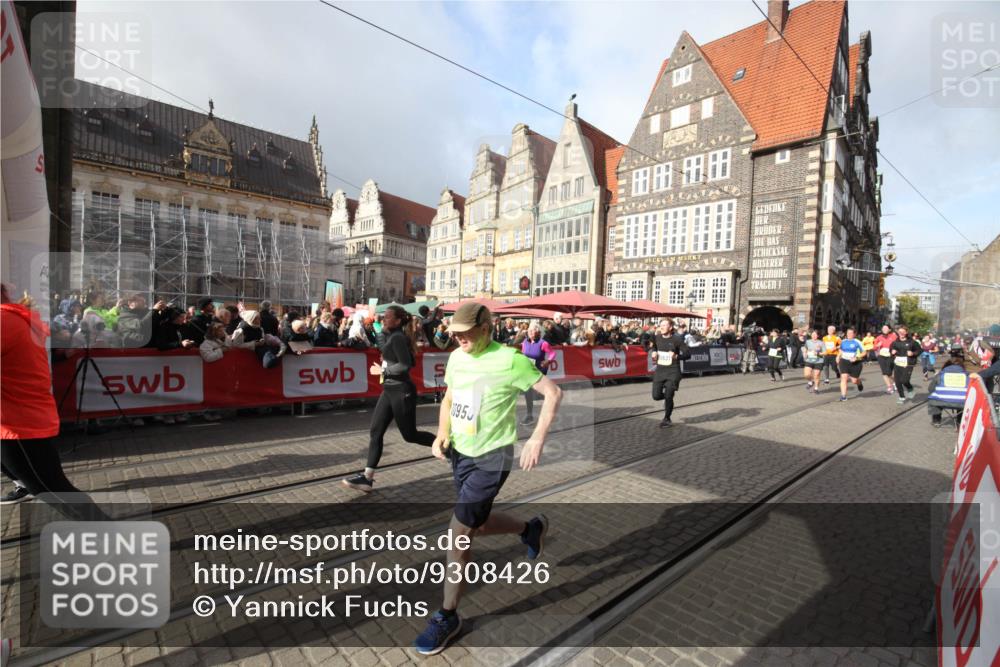 05.10.2025 - 20. swb-Marathon Bremen Yannick Fuchs http://msf.ph/oto/9308426 05.10.2025 11:04:38 Ziel 8111, 9394, 9610, 9915, 10278, 10485, 10531, 10674, 10869, 10956, 11196, 11542, 11704 meine-sportfotos.de