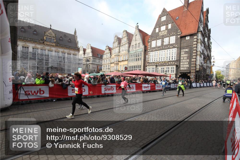 05.10.2025 - 20. swb-Marathon Bremen Yannick Fuchs http://msf.ph/oto/9308529 05.10.2025 11:05:24 Ziel 9515, 9690, 9908, 9944, 11106, 11540 meine-sportfotos.de