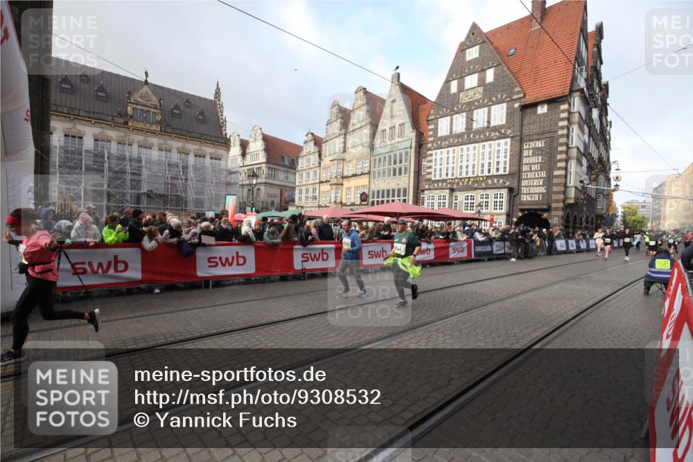 05.10.2025 - 20. swb-Marathon Bremen Yannick Fuchs http://msf.ph/oto/9308532 05.10.2025 11:05:25 Ziel 9515, 9713, 9908, 9944, 10828, 11106 meine-sportfotos.de