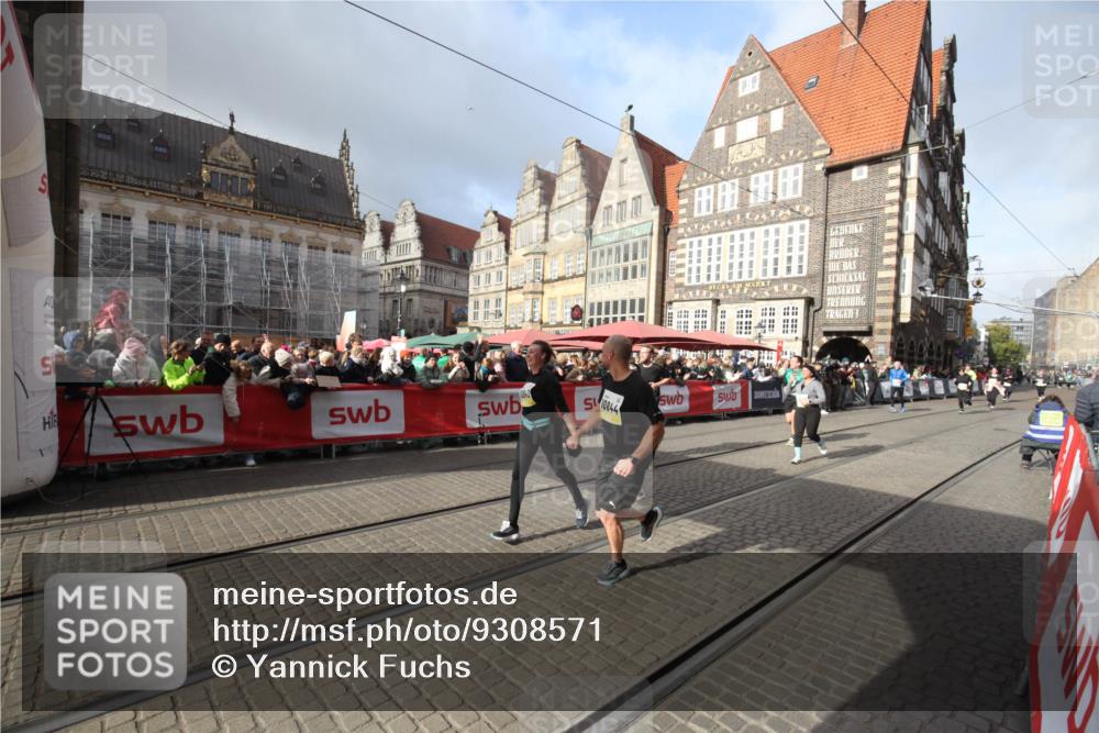 05.10.2025 - 20. swb-Marathon Bremen Yannick Fuchs http://msf.ph/oto/9308571 05.10.2025 11:05:46 Ziel 9335, 9423, 10197, 10529, 10843, 10844, 11604 meine-sportfotos.de