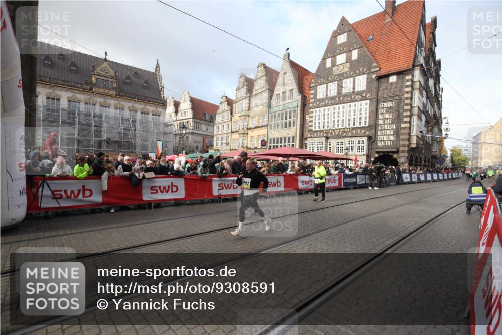 05.10.2025 - 20. swb-Marathon Bremen Yannick Fuchs http://msf.ph/oto/9308591 05.10.2025 11:05:55 Ziel 7777, 9907, 10619 meine-sportfotos.de