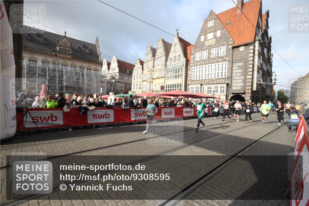 05.10.2025 - 20. swb-Marathon Bremen Yannick Fuchs http://msf.ph/oto/9308595 05.10.2025 11:06:05 Ziel 9355, 9931, 10081, 10095, 10587, 10597, 11134, 11425, 11468, 11525 meine-sportfotos.de