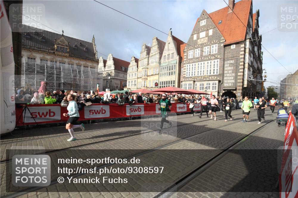 05.10.2025 - 20. swb-Marathon Bremen Yannick Fuchs http://msf.ph/oto/9308597 05.10.2025 11:06:06 Ziel 9355, 9931, 10081, 10095, 10101, 10587, 10597, 11134, 11425, 11468, 11525 meine-sportfotos.de