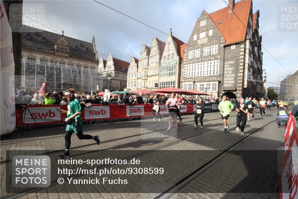 05.10.2025 - 20. swb-Marathon Bremen Yannick Fuchs http://msf.ph/oto/9308599 05.10.2025 11:06:07 Ziel 9355, 9931, 10081, 10095, 10100, 10101, 10587, 10597, 11134, 11468, 11525 meine-sportfotos.de