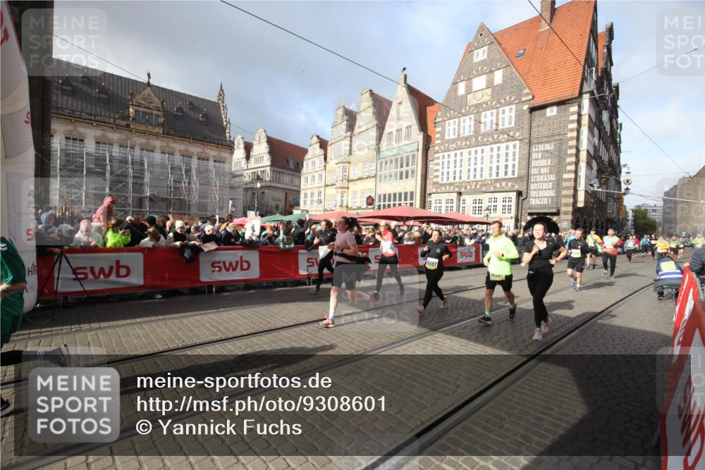05.10.2025 - 20. swb-Marathon Bremen Yannick Fuchs http://msf.ph/oto/9308601 05.10.2025 11:06:07 Ziel 9355, 9931, 10081, 10095, 10100, 10101, 10587, 10597, 11134, 11468, 11525 meine-sportfotos.de
