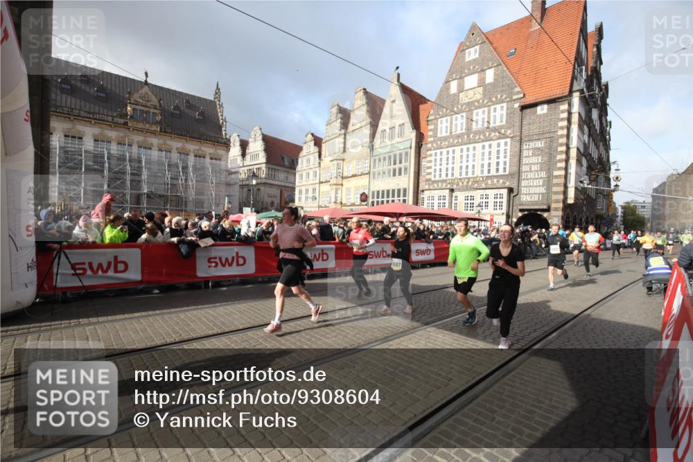05.10.2025 - 20. swb-Marathon Bremen Yannick Fuchs http://msf.ph/oto/9308604 05.10.2025 11:06:07 Ziel 9355, 9931, 10081, 10095, 10100, 10101, 10587, 10597, 11134, 11468, 11525 meine-sportfotos.de