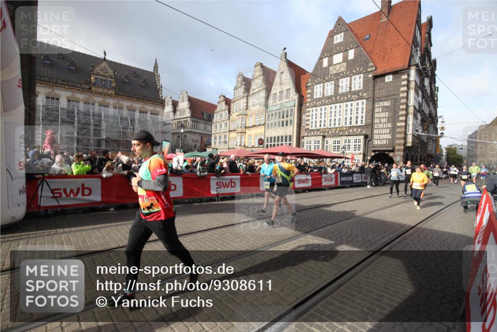 05.10.2025 - 20. swb-Marathon Bremen Yannick Fuchs http://msf.ph/oto/9308611 05.10.2025 11:06:11 Ziel 9438, 9786, 10100, 10101, 10192, 10462, 10623, 11231, 11525 meine-sportfotos.de
