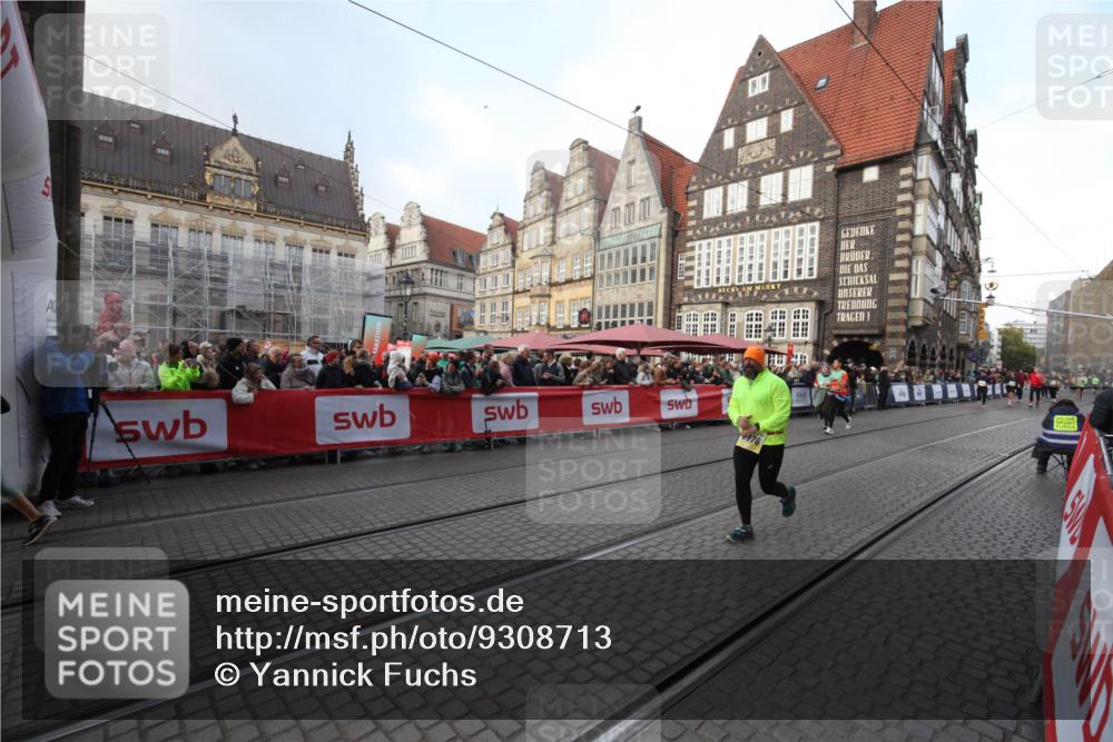 05.10.2025 - 20. swb-Marathon Bremen Yannick Fuchs http://msf.ph/oto/9308713 05.10.2025 11:06:59 Ziel 8574, 9942, 9976, 11622 meine-sportfotos.de