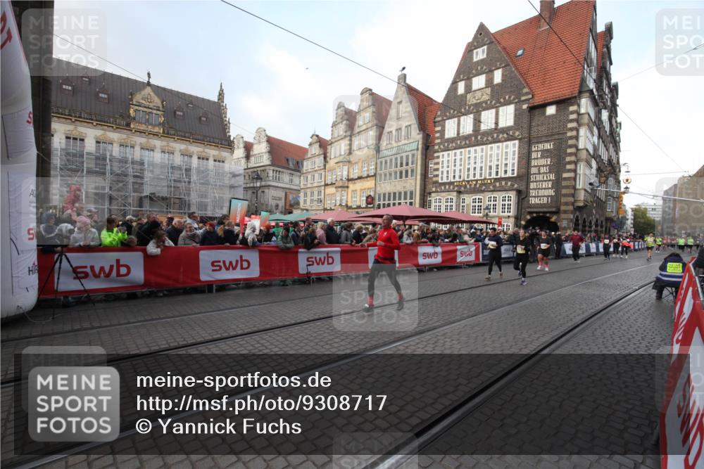 05.10.2025 - 20. swb-Marathon Bremen Yannick Fuchs http://msf.ph/oto/9308717 05.10.2025 11:07:05 Ziel 9901, 10396, 11131, 11709 meine-sportfotos.de