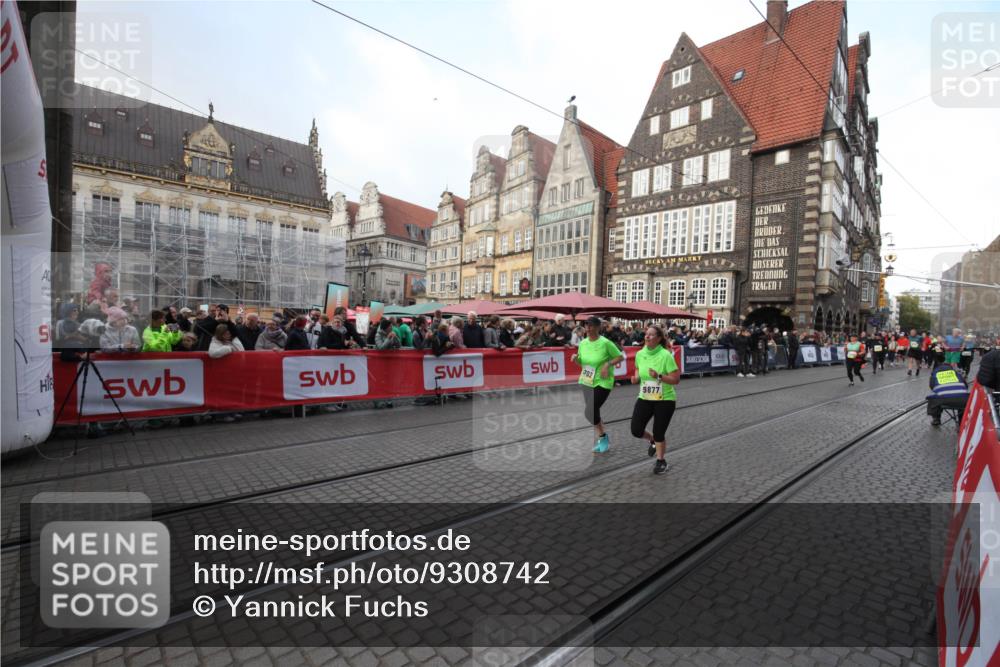 05.10.2025 - 20. swb-Marathon Bremen Yannick Fuchs http://msf.ph/oto/9308742 05.10.2025 11:07:18 Ziel 9217, 9265, 9702, 9877, 10902, 11477 meine-sportfotos.de