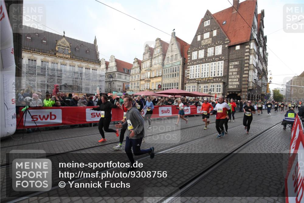 05.10.2025 - 20. swb-Marathon Bremen Yannick Fuchs http://msf.ph/oto/9308756 05.10.2025 11:07:26 Ziel 7779, 9180, 9334, 9628, 10286, 10330, 10332, 10582, 10824, 10836, 11122, 11258, 11329 meine-sportfotos.de