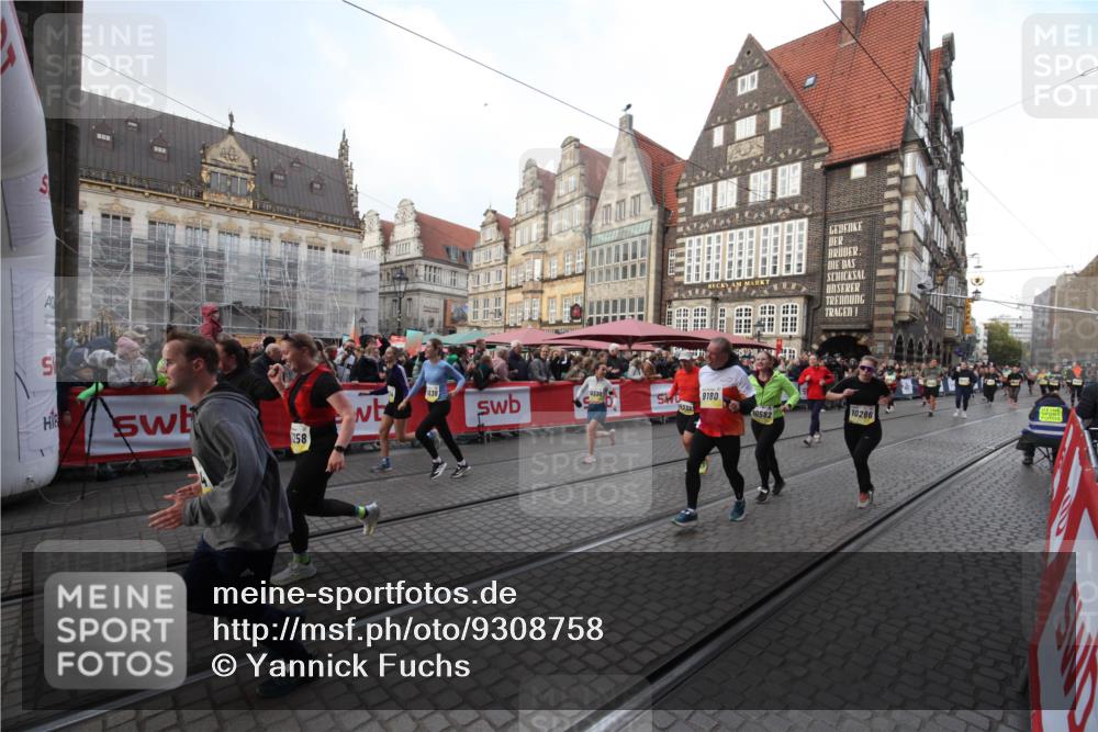 05.10.2025 - 20. swb-Marathon Bremen Yannick Fuchs http://msf.ph/oto/9308758 05.10.2025 11:07:26 Ziel 7779, 9180, 9334, 9628, 10286, 10330, 10332, 10582, 10824, 10836, 11122, 11258, 11329 meine-sportfotos.de