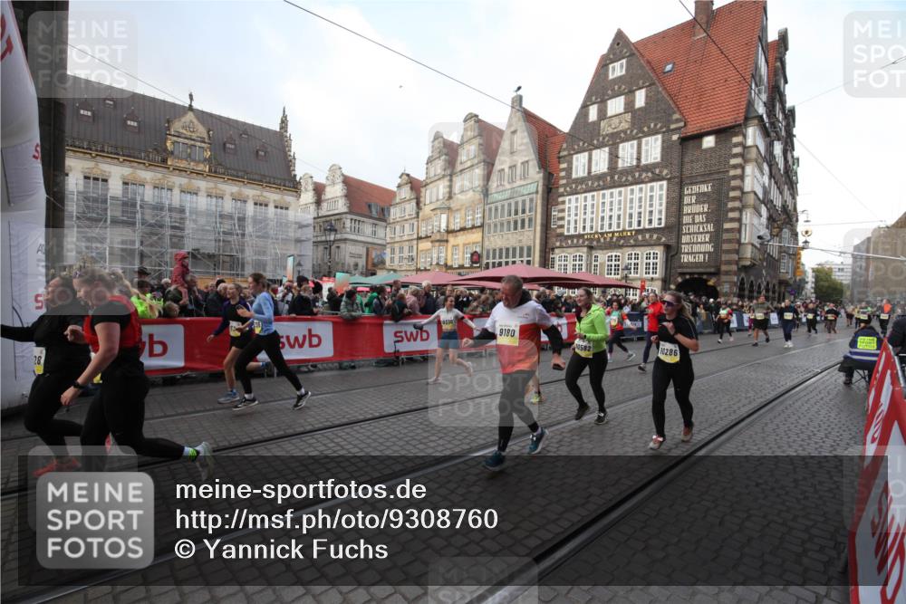 05.10.2025 - 20. swb-Marathon Bremen Yannick Fuchs http://msf.ph/oto/9308760 05.10.2025 11:07:27 Ziel 7779, 9180, 9334, 9483, 9628, 10160, 10286, 10330, 10332, 10582, 10737, 10836, 11122, 11258 meine-sportfotos.de