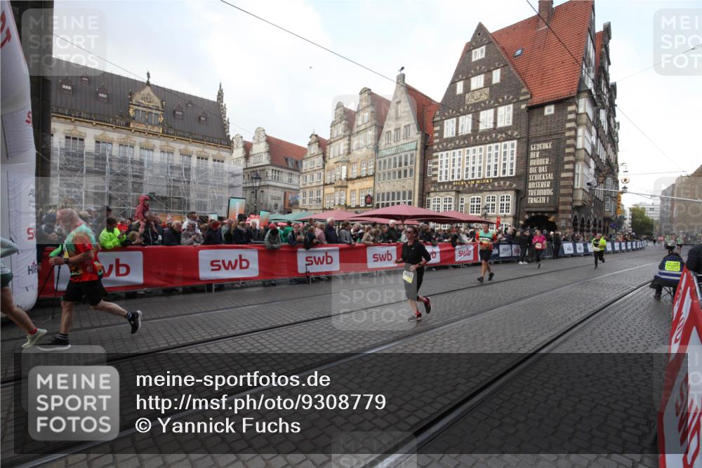 05.10.2025 - 20. swb-Marathon Bremen Yannick Fuchs http://msf.ph/oto/9308779 05.10.2025 11:07:39 Ziel 9306, 10585, 10650, 10749, 10776, 11584 meine-sportfotos.de