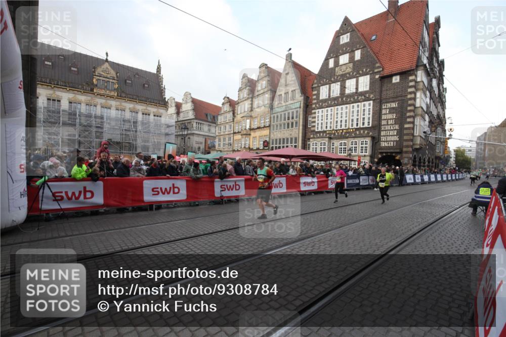 05.10.2025 - 20. swb-Marathon Bremen Yannick Fuchs http://msf.ph/oto/9308784 05.10.2025 11:07:41 Ziel 9306, 10585, 10650, 10749 meine-sportfotos.de