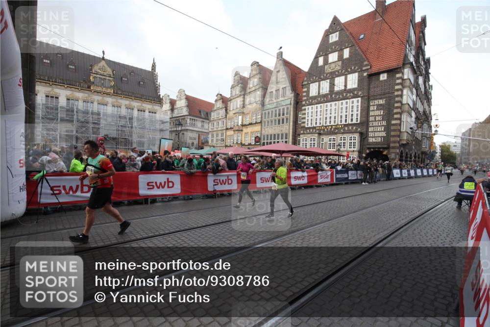 05.10.2025 - 20. swb-Marathon Bremen Yannick Fuchs http://msf.ph/oto/9308786 05.10.2025 11:07:43 Ziel 9306, 10650, 10749 meine-sportfotos.de
