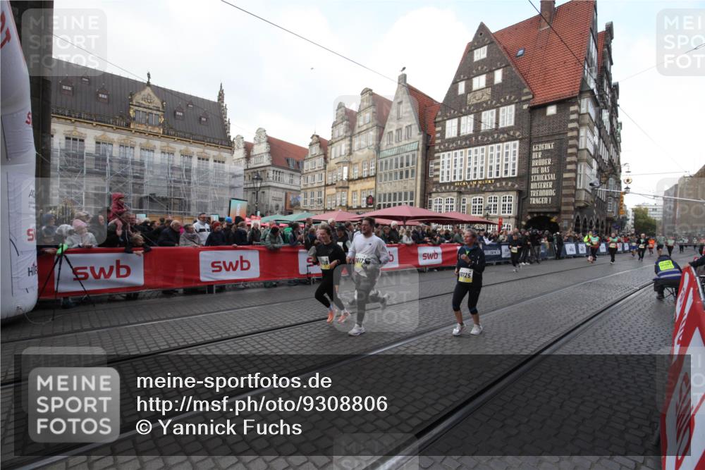 05.10.2025 - 20. swb-Marathon Bremen Yannick Fuchs http://msf.ph/oto/9308806 05.10.2025 11:08:14 Ziel 9599, 9617, 9874, 10125, 10866, 11309 meine-sportfotos.de