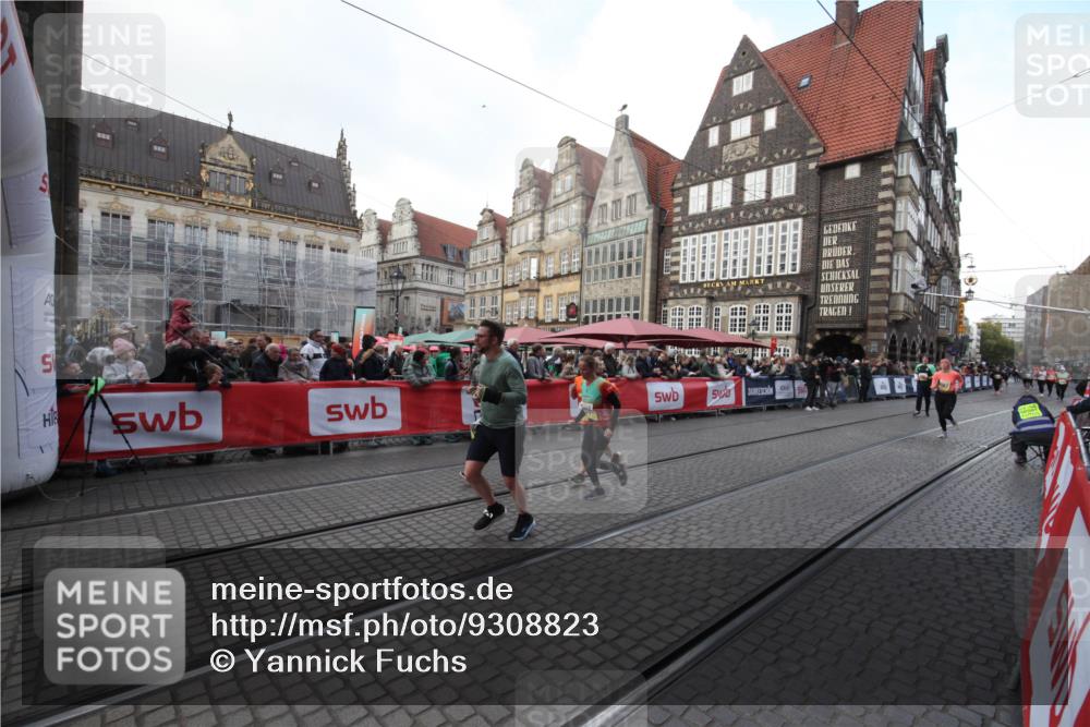 05.10.2025 - 20. swb-Marathon Bremen Yannick Fuchs http://msf.ph/oto/9308823 05.10.2025 11:08:24 Ziel 9353, 9401, 10132, 11097, 11671 meine-sportfotos.de