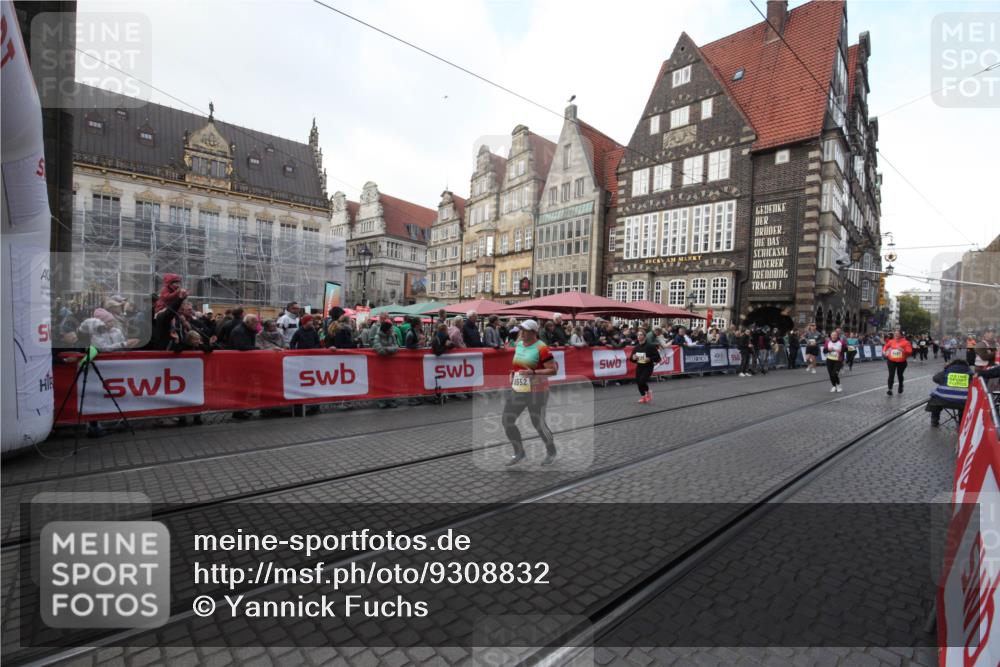 05.10.2025 - 20. swb-Marathon Bremen Yannick Fuchs http://msf.ph/oto/9308832 05.10.2025 11:08:33 Ziel 9235, 9481, 9552, 10859 meine-sportfotos.de