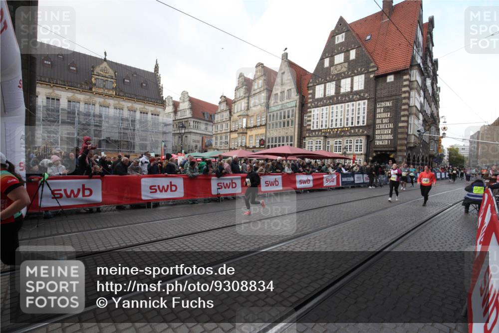 05.10.2025 - 20. swb-Marathon Bremen Yannick Fuchs http://msf.ph/oto/9308834 05.10.2025 11:08:35 Ziel 9235, 9481, 10134, 10787, 10859 meine-sportfotos.de