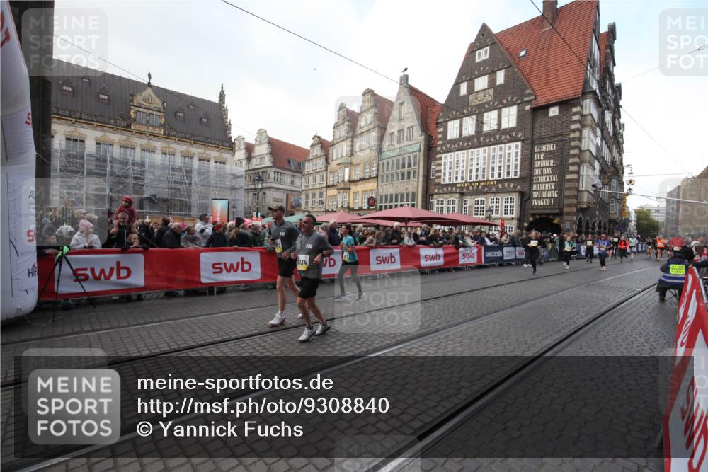 05.10.2025 - 20. swb-Marathon Bremen Yannick Fuchs http://msf.ph/oto/9308840 05.10.2025 11:08:40 Ziel 9982, 10134, 10212, 10787, 11242 meine-sportfotos.de