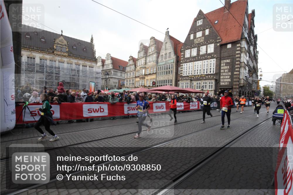 05.10.2025 - 20. swb-Marathon Bremen Yannick Fuchs http://msf.ph/oto/9308850 05.10.2025 11:08:45 Ziel 7069, 7706, 9191, 9276, 9589, 10567, 10998, 11028, 11073, 11076, 11242, 11479, 11590 meine-sportfotos.de