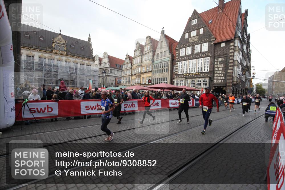 05.10.2025 - 20. swb-Marathon Bremen Yannick Fuchs http://msf.ph/oto/9308852 05.10.2025 11:08:46 Ziel 7069, 7706, 9191, 9276, 9589, 10567, 10939, 10998, 11028, 11073, 11076, 11479, 11590 meine-sportfotos.de