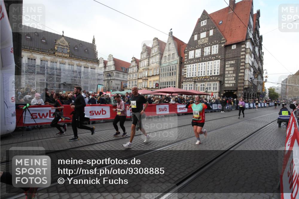 05.10.2025 - 20. swb-Marathon Bremen Yannick Fuchs http://msf.ph/oto/9308885 05.10.2025 11:09:04 Ziel 9466, 9774, 10031, 10087, 10458, 11126, 11142 meine-sportfotos.de