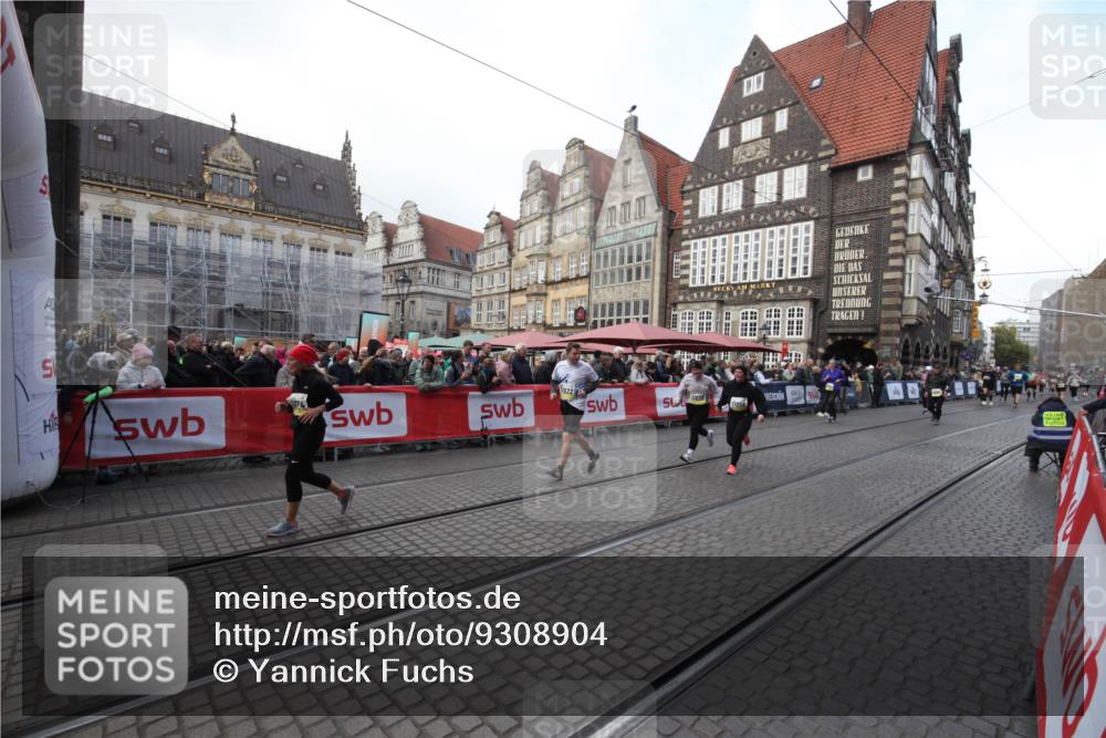05.10.2025 - 20. swb-Marathon Bremen Yannick Fuchs http://msf.ph/oto/9308904 05.10.2025 11:09:21 Ziel 10295, 10522, 11056, 11530, 11674 meine-sportfotos.de