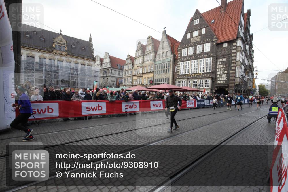 05.10.2025 - 20. swb-Marathon Bremen Yannick Fuchs http://msf.ph/oto/9308910 05.10.2025 11:09:26 Ziel 9848, 9892, 10214, 10295, 11037, 11218 meine-sportfotos.de