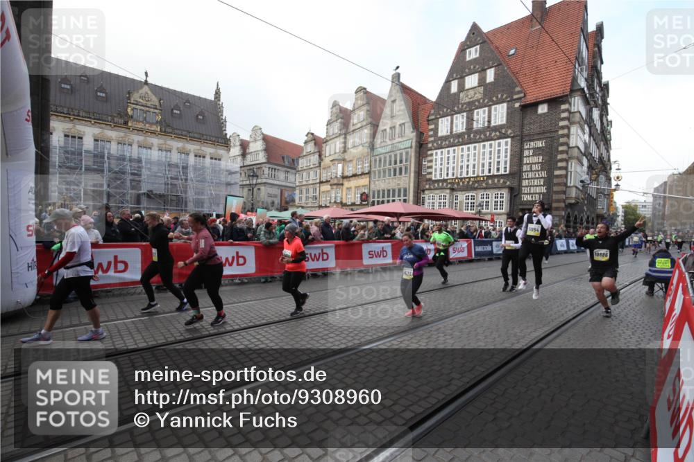 05.10.2025 - 20. swb-Marathon Bremen Yannick Fuchs http://msf.ph/oto/9308960 05.10.2025 11:09:48 Ziel 9001, 9538, 9731, 9732, 9887, 10316, 10412, 10672, 10881, 10886, 11206, 11654, 11655 meine-sportfotos.de