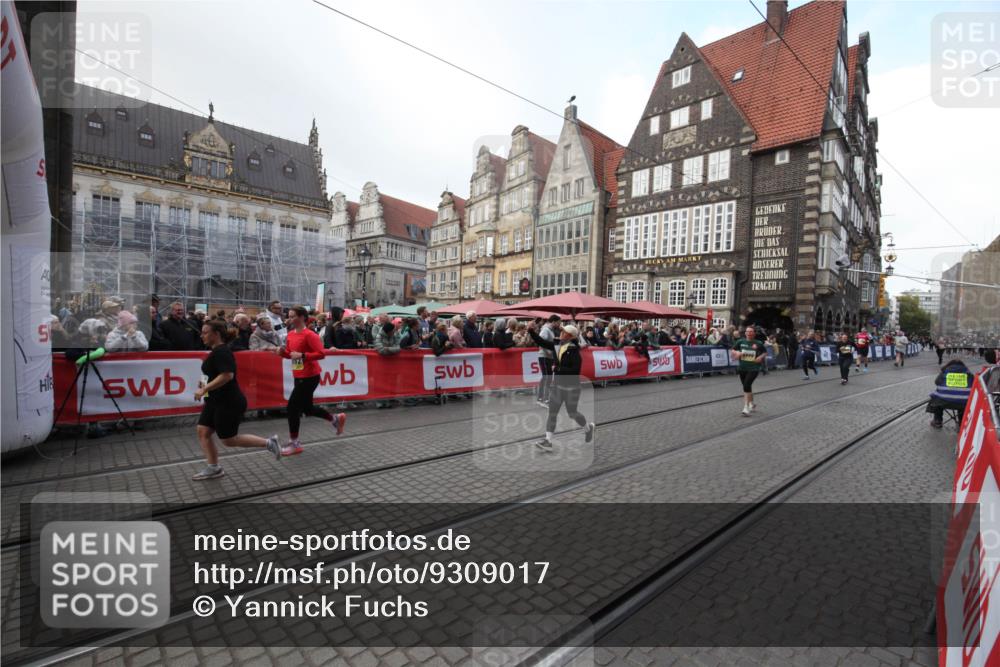 05.10.2025 - 20. swb-Marathon Bremen Yannick Fuchs http://msf.ph/oto/9309017 05.10.2025 11:10:18 Ziel 9806, 10082, 11204, 11261, 11333 meine-sportfotos.de