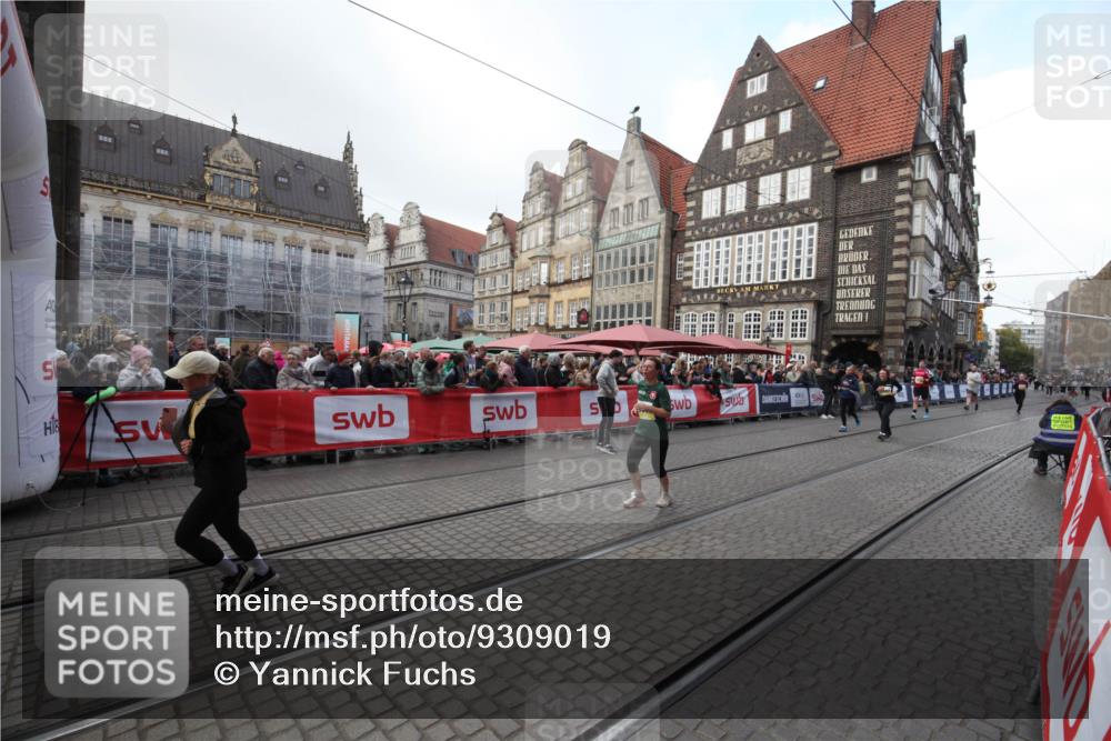05.10.2025 - 20. swb-Marathon Bremen Yannick Fuchs http://msf.ph/oto/9309019 05.10.2025 11:10:19 Ziel 9806, 10189, 11261, 11333 meine-sportfotos.de