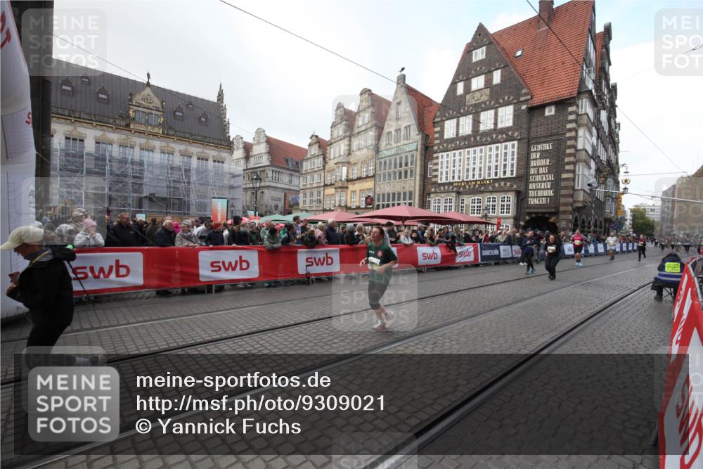 05.10.2025 - 20. swb-Marathon Bremen Yannick Fuchs http://msf.ph/oto/9309021 05.10.2025 11:10:19 Ziel 9806, 10189, 11261, 11333 meine-sportfotos.de