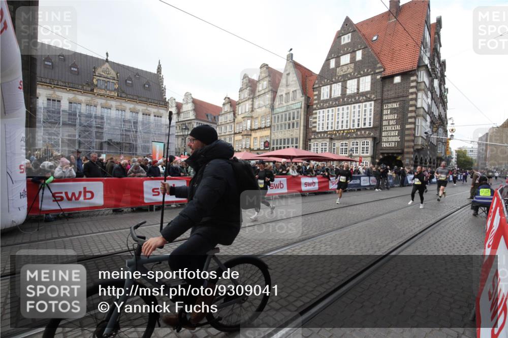 05.10.2025 - 20. swb-Marathon Bremen Yannick Fuchs http://msf.ph/oto/9309041 05.10.2025 11:10:36 Ziel 10146, 10440, 10441, 10442, 10980, 11342 meine-sportfotos.de