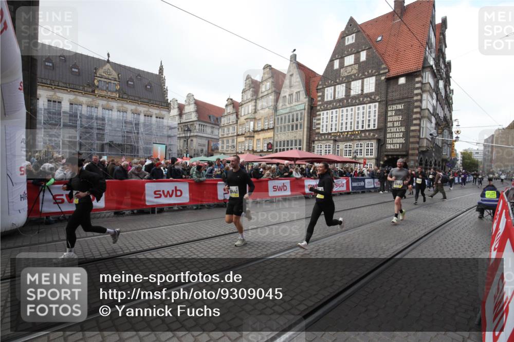 05.10.2025 - 20. swb-Marathon Bremen Yannick Fuchs http://msf.ph/oto/9309045 05.10.2025 11:10:37 Ziel 10146, 10440, 10441, 10442, 10980, 11342 meine-sportfotos.de