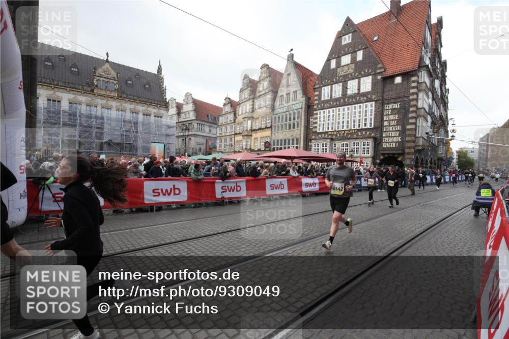 05.10.2025 - 20. swb-Marathon Bremen Yannick Fuchs http://msf.ph/oto/9309049 05.10.2025 11:10:38 Ziel 10146, 10440, 10441, 10442, 10980, 11240, 11342 meine-sportfotos.de