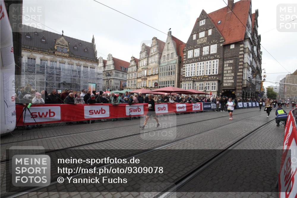 05.10.2025 - 20. swb-Marathon Bremen Yannick Fuchs http://msf.ph/oto/9309078 05.10.2025 11:11:05 Ziel 10415, 11395, 11560 meine-sportfotos.de