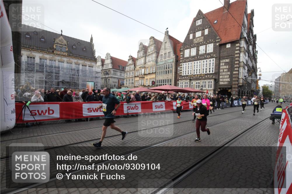 05.10.2025 - 20. swb-Marathon Bremen Yannick Fuchs http://msf.ph/oto/9309104 05.10.2025 11:11:19 Ziel 9264, 9273, 9479, 10183, 10614, 11158, 11568, 11578, 11580 meine-sportfotos.de