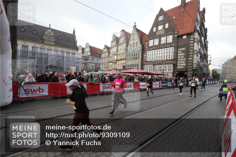 05.10.2025 - 20. swb-Marathon Bremen Yannick Fuchs http://msf.ph/oto/9309109 05.10.2025 11:11:21 Ziel 9011, 9264, 9386, 9479, 10183, 10614, 11158, 11568, 11578 meine-sportfotos.de