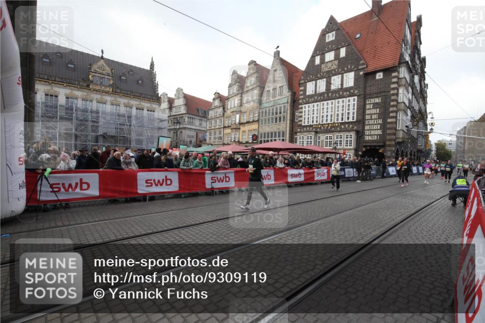 05.10.2025 - 20. swb-Marathon Bremen Yannick Fuchs http://msf.ph/oto/9309119 05.10.2025 11:11:36 Ziel 10320, 11030 meine-sportfotos.de