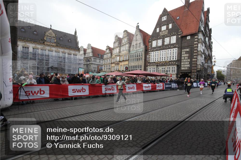 05.10.2025 - 20. swb-Marathon Bremen Yannick Fuchs http://msf.ph/oto/9309121 05.10.2025 11:11:38 Ziel 9453, 10264, 10320, 10333, 11030, 11191 meine-sportfotos.de