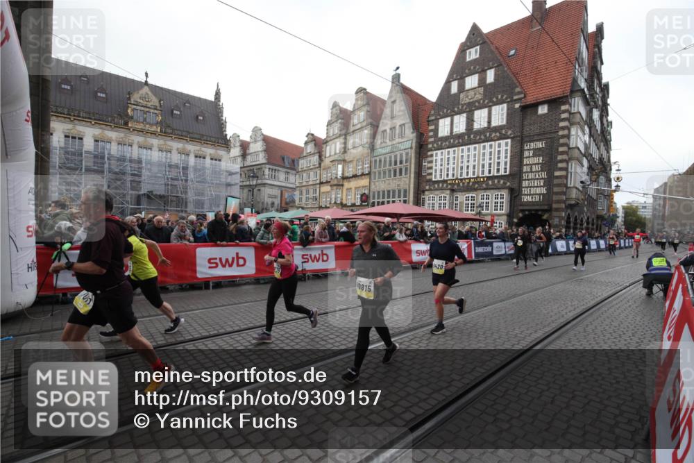 05.10.2025 - 20. swb-Marathon Bremen Yannick Fuchs http://msf.ph/oto/9309157 05.10.2025 11:12:04 Ziel 7007, 9420, 9726, 9867, 10815, 10839, 10849, 11215 meine-sportfotos.de