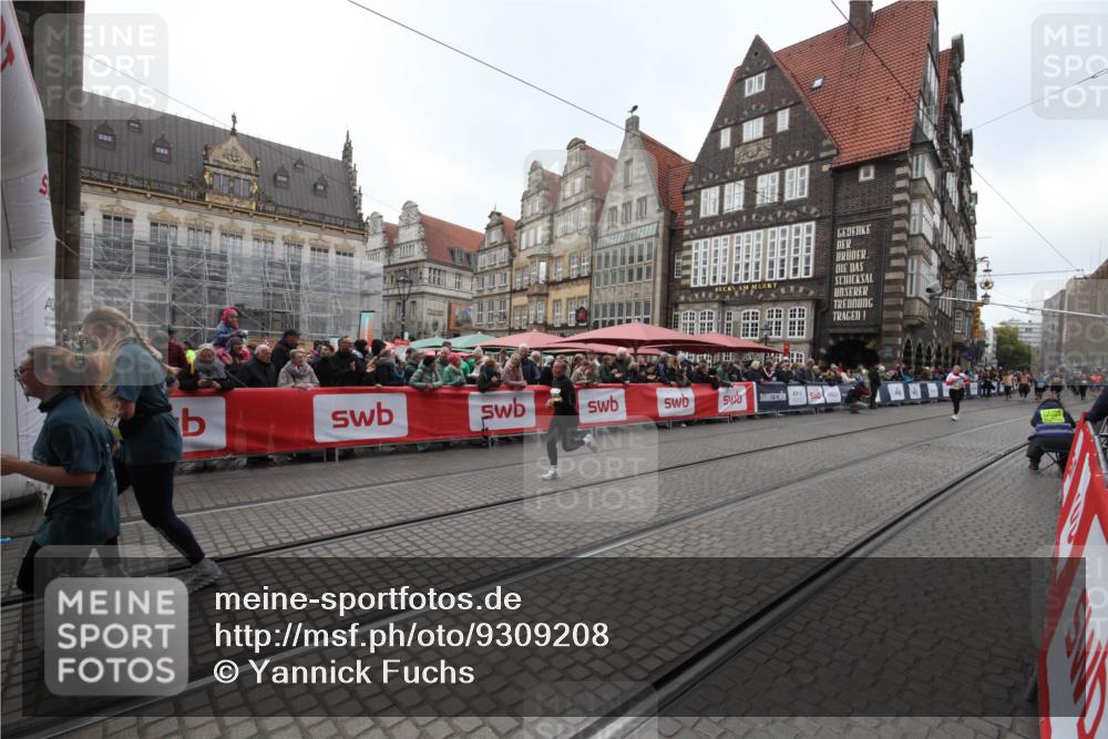 05.10.2025 - 20. swb-Marathon Bremen Yannick Fuchs http://msf.ph/oto/9309208 05.10.2025 11:13:36 Ziel 10273, 11117, 11367 meine-sportfotos.de
