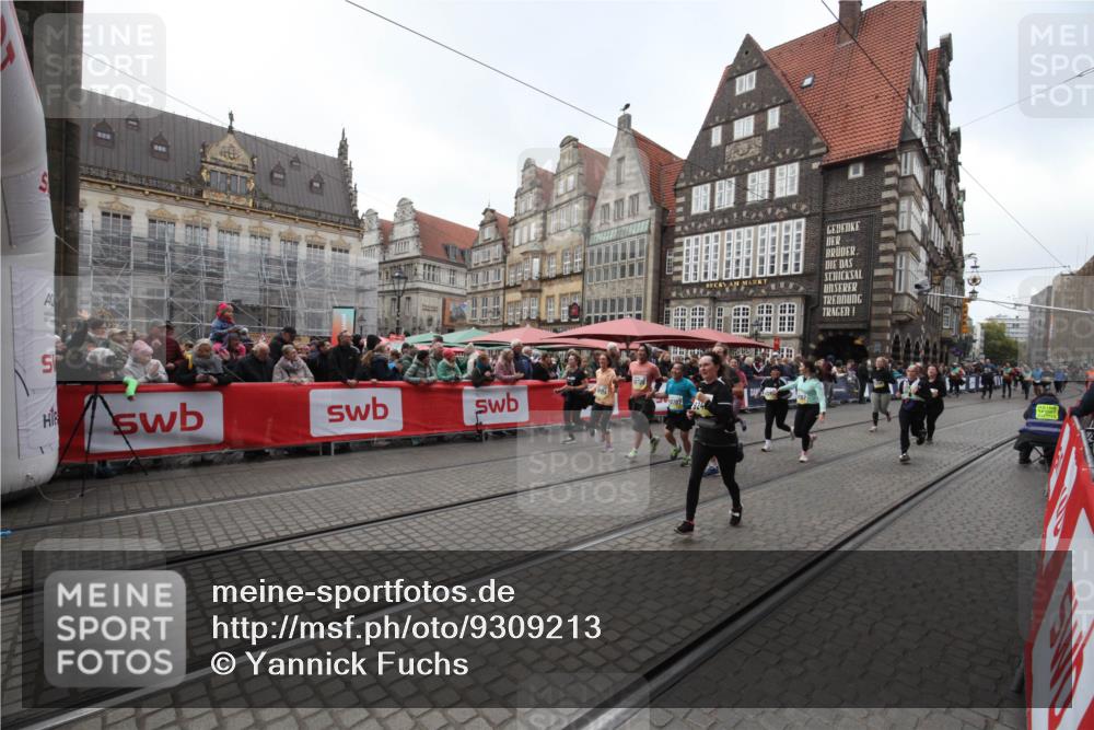 05.10.2025 - 20. swb-Marathon Bremen Yannick Fuchs http://msf.ph/oto/9309213 05.10.2025 11:13:47 Ziel 9242, 9899, 10040, 10364, 10574, 10705, 10707, 10957, 11060, 11068, 11264, 11385 meine-sportfotos.de
