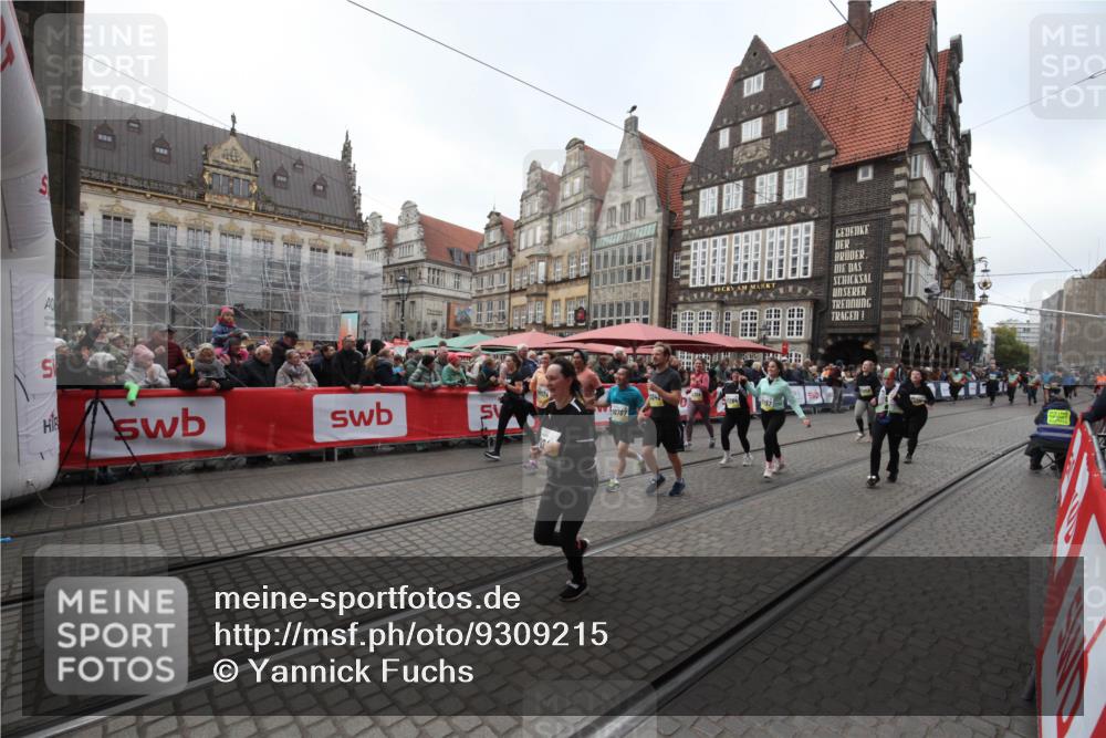 05.10.2025 - 20. swb-Marathon Bremen Yannick Fuchs http://msf.ph/oto/9309215 05.10.2025 11:13:48 Ziel 9242, 9899, 10040, 10364, 10574, 10705, 10707, 10957, 11060, 11068, 11264, 11385 meine-sportfotos.de