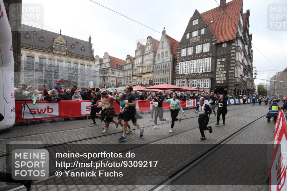 05.10.2025 - 20. swb-Marathon Bremen Yannick Fuchs http://msf.ph/oto/9309217 05.10.2025 11:13:48 Ziel 9242, 9899, 10040, 10364, 10574, 10705, 10707, 10957, 11060, 11068, 11264, 11385 meine-sportfotos.de