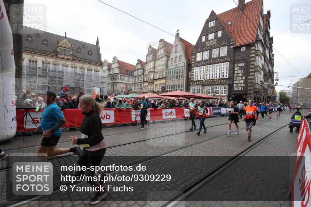 05.10.2025 - 20. swb-Marathon Bremen Yannick Fuchs http://msf.ph/oto/9309229 05.10.2025 11:13:58 Ziel 7014, 7410, 9667, 9946, 10671, 10756, 10842, 11652, 11653 meine-sportfotos.de