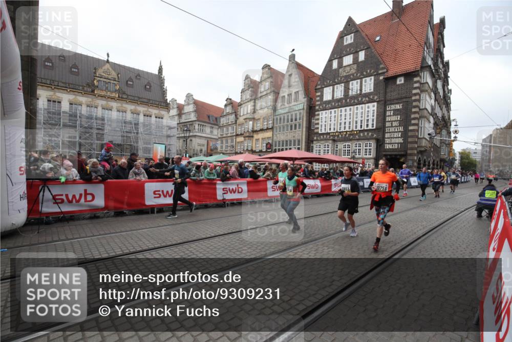 05.10.2025 - 20. swb-Marathon Bremen Yannick Fuchs http://msf.ph/oto/9309231 05.10.2025 11:13:58 Ziel 7014, 7410, 9667, 9946, 10671, 10756, 10842, 11652, 11653 meine-sportfotos.de